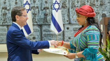  Ambassador Linda Nkechi Ufochukwu presenting her credentials to President Haim Herzog